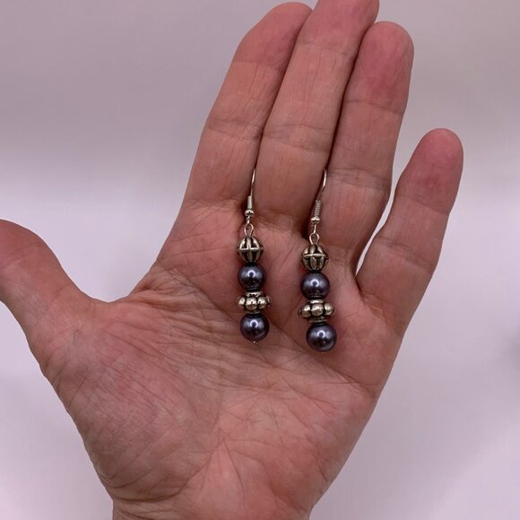 Handmade Hematite & Silver tone Pierced Earrings LR138 - Picture 4 of 4